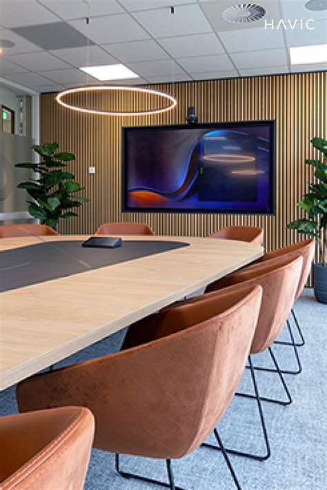 Interieur van een vergaderzaal bij Hayema Heerd met stro-elementen