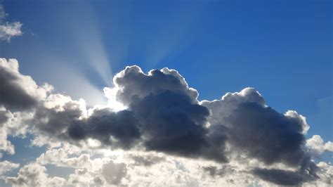 weersverwachting voor Krakau met bewolking en een matige noordenwind