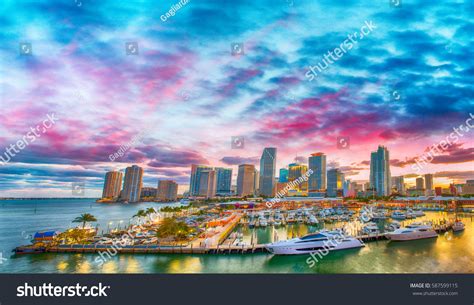 Een panoramisch uitzicht op de skyline van Miami met de oceaan op de voorgrond
