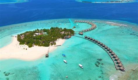 Verschillende transportmiddelen op de Malediven: dhows, speedboten en watervliegtuigen