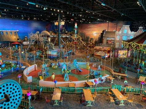 kinderen die plezier hebben in de carrousel van Plopsa Indoor Coevorden