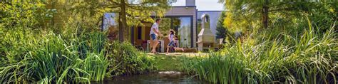 Illustratie van een gezellige familiebijeenkomst in een Center Parcs cottage, omringd door groen.