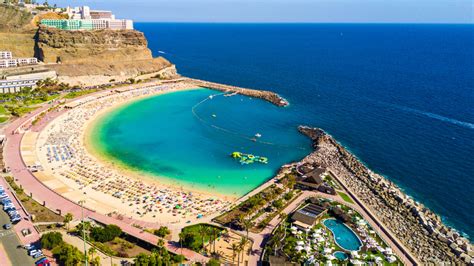 Strand van Playa de Amadores met wit zand en helderblauw water