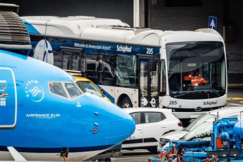 Illustratie van een bus die passagiers naar Schiphol brengt.