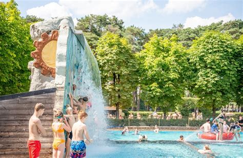 Kinderen spelen in het zwembad met waterglijbaan op Familiepark Goolderheide