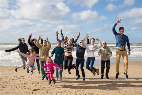 Vrolijke familie op het strand met de zon op hun gezicht