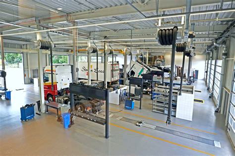 Werkplaats van Mechatronica W met diverse metaalbewerkingsmachines