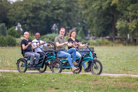 Monteurs van de Servicedienst op fietsen met gereedschapskoffers
