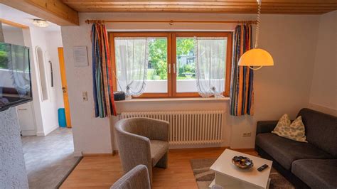 Een sfeervol appartement in de Zwarte Woud-stijl met uitzicht op groen.