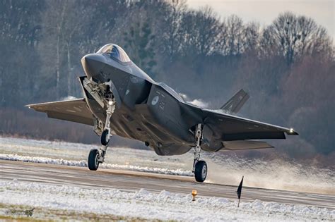 Moderne F-35 gevechtsvliegtuigen op de Vliegbasis Florennes, ter illustratie van de huidige rol van de basis.