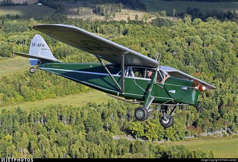 Een de Havilland DH.80A Puss Moth gefotografeerd tijdens de rally van augustus 1930 bij het Château d'Ardenne.