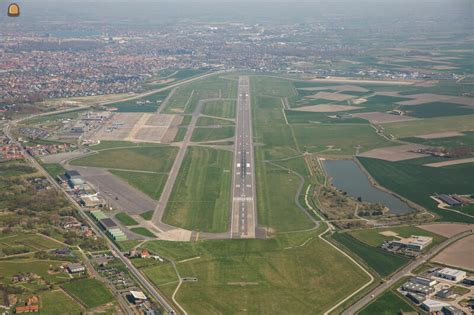 Overzichtsfoto van de Vliegbasis Saint-Hubert met startbaan en hangars.