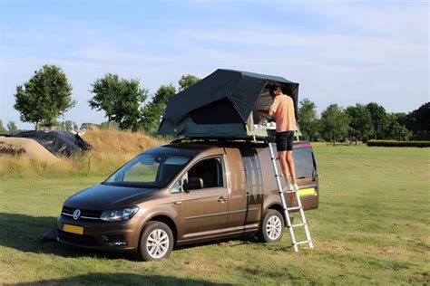 Een daktent op een pick-up truck in een natuurlijke omgeving