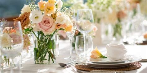 Collage van diverse feestelijk gedekte tafels en gerechten, ter inspiratie voor thuisdiners