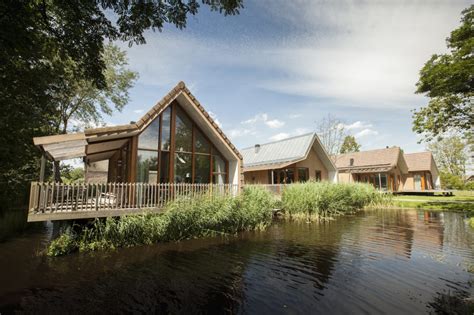 Foto van een bungalow aan het water met een aanlegsteiger