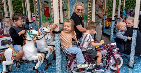 Kinderen genieten van een draaimolen in een attractiepark