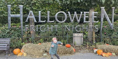 Pompoenen en griezelige decoraties tijdens Halloween in een attractiepark
