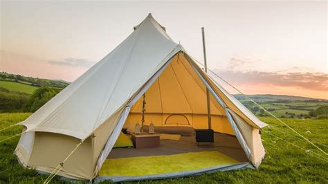 Een gezellige glamping tent op een camping in een bosrijke omgeving