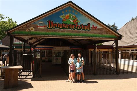 Informatiebord over de autismevriendelijke voorzieningen in Drouwenerzand Attractiepark