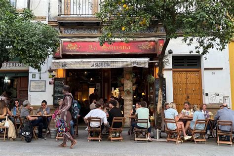 Gezellige sfeerfoto van een terras in Sevilla, Spanje.