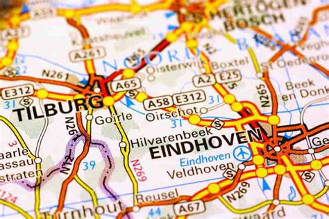 Schema van de verschillende parkeerlocaties bij Eindhoven Airport met hun kenmerken
