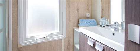 Master bedroom in een stacaravan met tweepersoonsbed en eigen badkamer