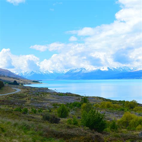 Panoramisch uitzicht op Lake Pukaki met Mount Cook op de achtergrond, gefotografeerd vanuit een camper.