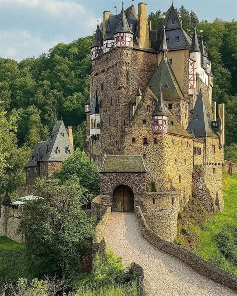 Een illustratie van een camper die parkeert bij een schilderachtig meer in Nieuw-Zeeland, met de titel 