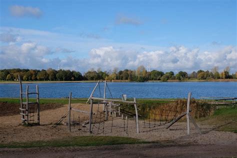 Landschap van Landal Stroombroek met het zwemmeer en zandstrand
