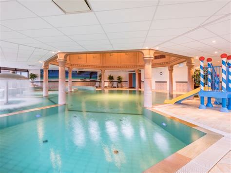 Overdekt zwembad met kinderbad en glijbaan bij Landal Stroombroek