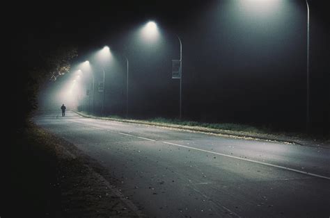 Illustratie van het gebruik van een smartphonecamera in het donker om infraroodlicht van een verborgen camera te detecteren