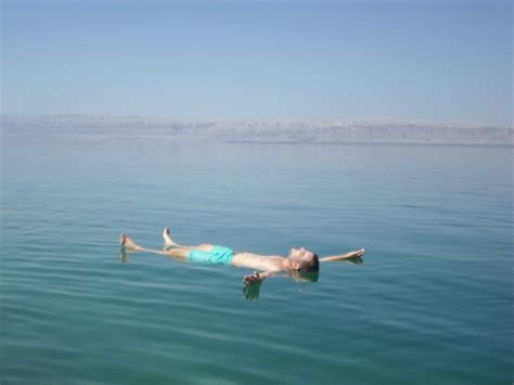 Mensen die ontspannen drijven in de Dode Zee