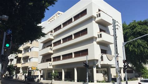 Straatbeeld in Tel Aviv met kenmerkende Bauhaus architectuur