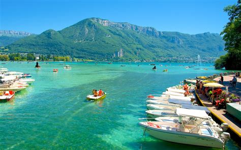 panoramisch uitzicht op het Meer van Annecy met de bergen op de achtergrond