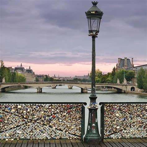 romantische foto van de Pont des Amours bij zonsondergang