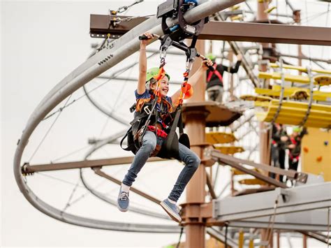 Een groep bezoekers die de Rope Course van het Black Hill Ranger Path in Slagharen doorloopt