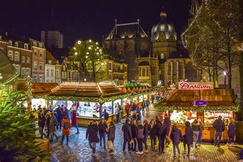 Een levendige foto van de kerstmarkt in Nyhavn met gekleurde huisjes en kraampjes.