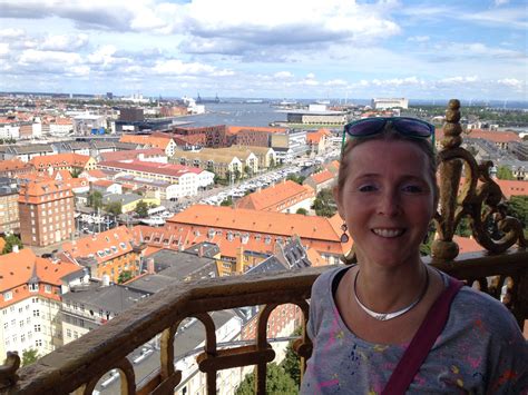 Een panoramisch uitzicht over Kopenhagen vanaf een hoog punt, met kerstverlichting in de stad.