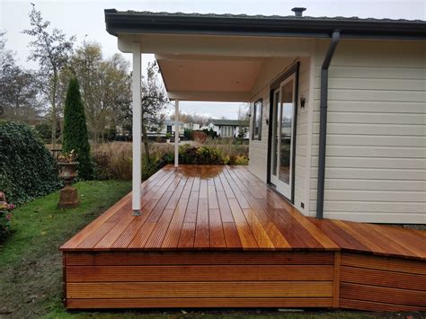 een sfeervolle stacaravan met een terras en tuinmeubilair