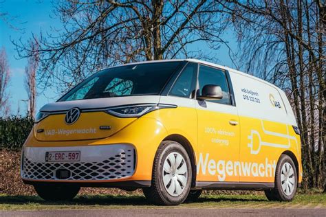 Een VAB wegenwachter die een auto repareert.