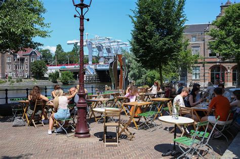 Foto van het terras van het eetcafé met uitzicht op het water en boten