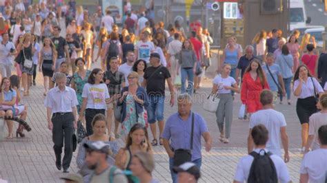 Een drukke straat in een Marokkaanse stad met diverse verkeersdeelnemers.