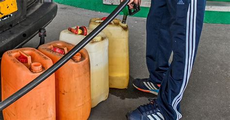 Een benzinestation in Marokko met een medewerker die tankt.