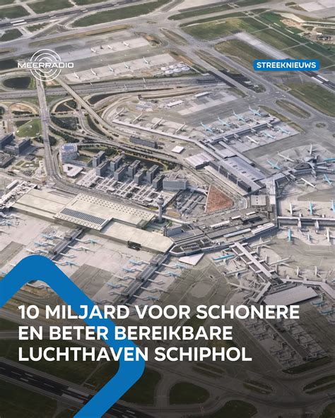 Een luchtfoto van Ouarzazate Airport met geparkeerde vliegtuigen en huurauto's.