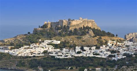 Vluchtige blik op de Akropolis van Lindos, een iconisch historisch monument op Rhodos.