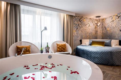 Artistieke impressie van een romantisch versierde hotelkamer met bloemen en kaarsen