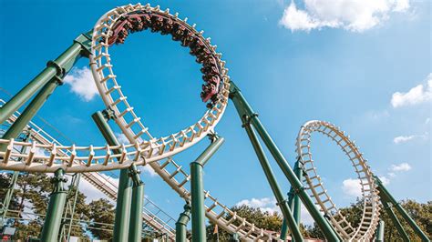 Een dynamische foto van de Python achtbaan met zijn kenmerkende loopings.