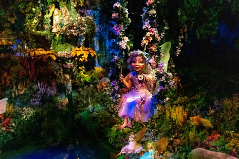 Een sfeervolle foto van de Droomvlucht attractie, met zwevende gondels door een fantasiewereld.