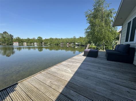 Terras van het vakantiehuis met uitzicht op het Goudmeer