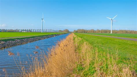 Landschap van Flevoland met water en groen, suggestief voor de omgeving van Kraggenburg